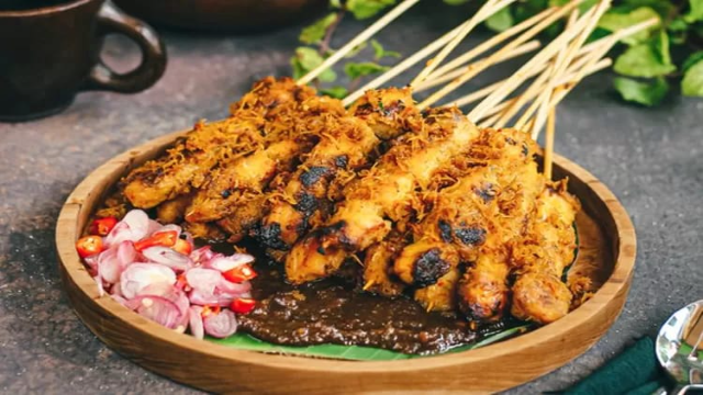 Kuliner Legendaris Nusantara: Eksplorasi Rasa Sate Klopo Surabaya